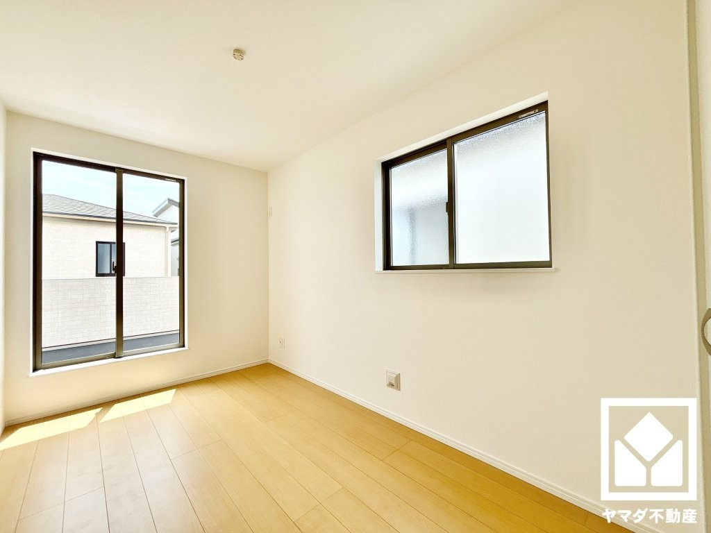 ハートフルタウン尼崎東園田3丁目の洋室|約5.5帖の2階洋室です。お子様のお部屋などにも丁度良い広さです。