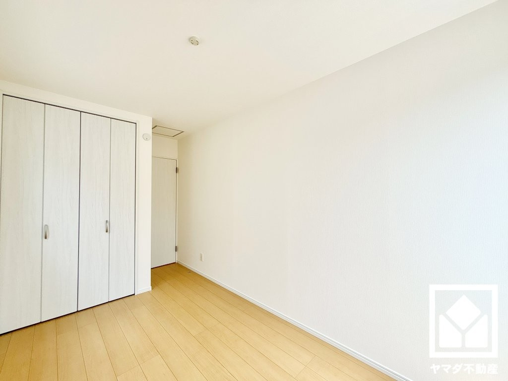 ハートフルタウン尼崎東園田3丁目の洋室|約5.5帖の2階洋室です。独立したお部屋なのでプライベートな時間をゆったり過ごせそうです。