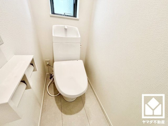 ハートフルタウン尼崎東園田3丁目のトイレ|明るく清潔感溢れるトイレです。1階・2階の2か所に設置されているので、朝の忙しい時間帯も混雑を避けやすい間取りです。温水洗浄便座付きで、季節を問わずいつでも温かい便座をお使いいただけます。