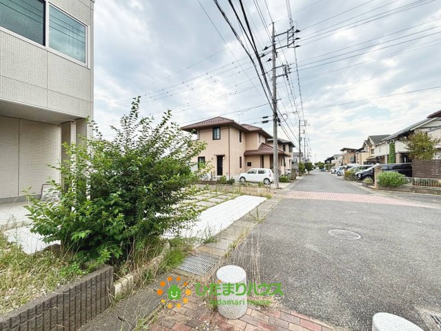 古河市けやき平1丁目　中古一戸建ての前面道路含む現地写真