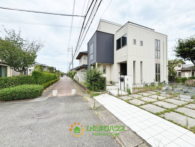 古河市けやき平1丁目　中古一戸建ての前面道路含む現地写真