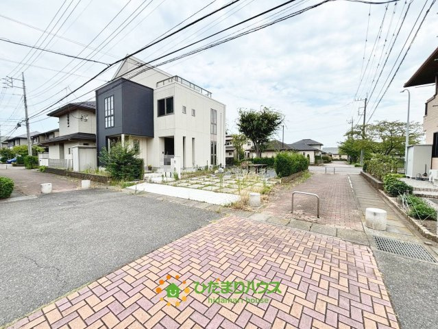 古河市けやき平1丁目　中古一戸建ての前面道路含む現地写真