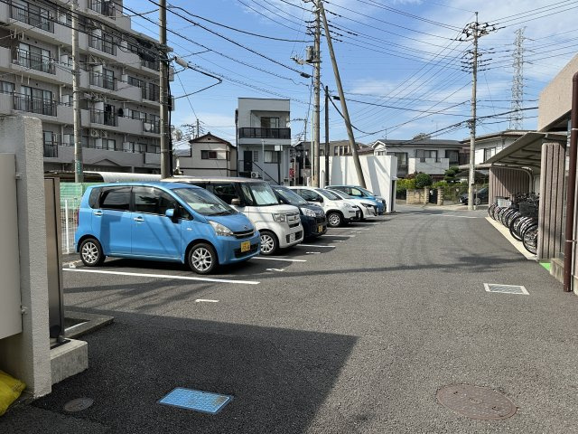 クレスト南浦和弐番館の駐車場