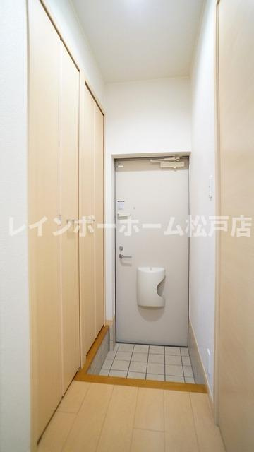 シャロルスター　仲介手数料（賃料の1.10ヵ月）の50％OFF対象物件！の玄関|収納もある玄関です