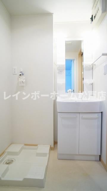 シャロルスター　仲介手数料（賃料の1.10ヵ月）の50％OFF対象物件！の洗面所|明るい洗面所です