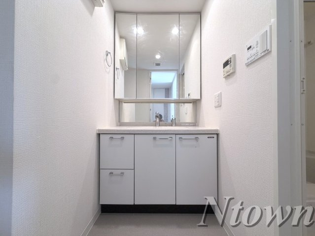 【独立洗面台】 | プレサンス泉アーバンゲート | 独立洗面台、小物を置くことができて便利です