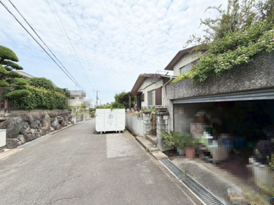 【前面道路含む現地写真】 | 鶴山台１丁目　売土地 | 前面道路約６ｍ！運転が苦手な方も安心ですね♪