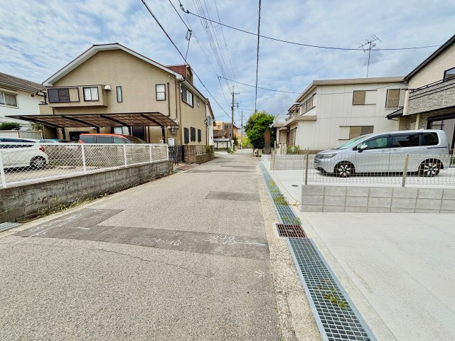 ハートフルタウン尼崎東園田3丁目の前面道路含む現地写真|突然の来訪時にも防犯面で心強いモニター付きインターホンを設置。お留守番中のお子様も、室内からスムーズに相手の確認ができます。