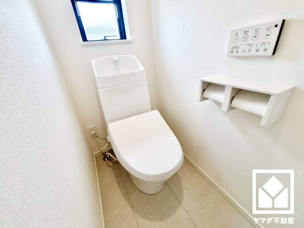 ハートフルタウン尼崎東園田3丁目のトイレ|明るく清潔感溢れるトイレです。1階・2階の2か所に設置されているので、朝の忙しい時間帯も混雑を避けやすい間取りです。温水洗浄便座付きで、季節を問わずいつでも温かい便座をお使いいただけます。