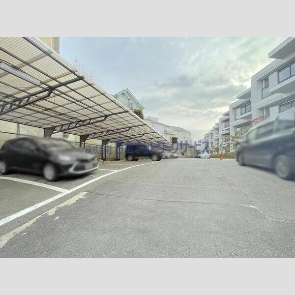 ガーデンハイツ桃山台弐番館の駐車場