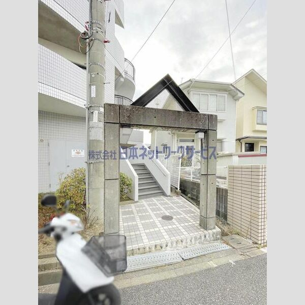 ガーデンハイツ桃山台弐番館のエントランス