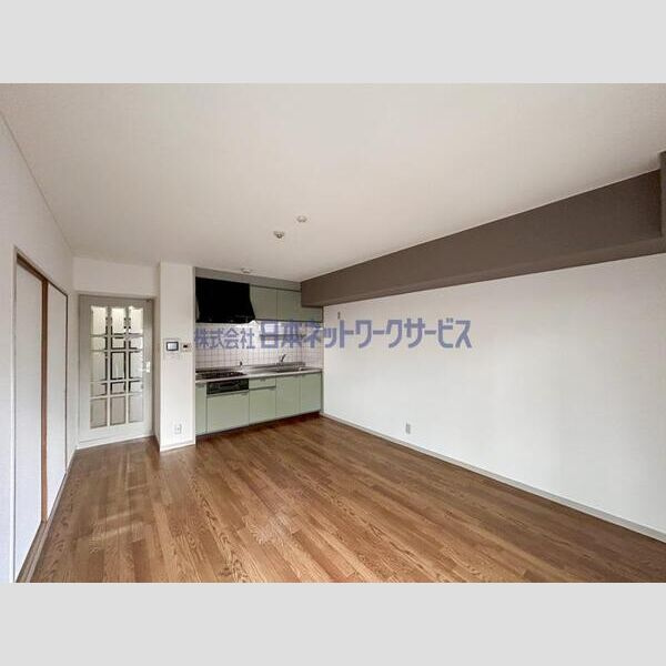 ガーデンハイツ桃山台弐番館の居間・リビング