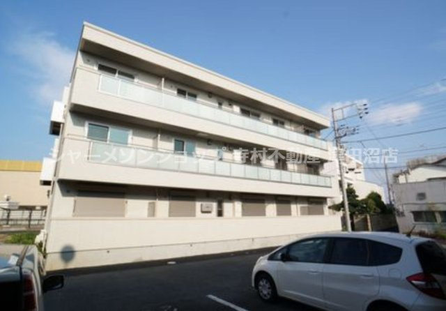 ニュークレセントの駐車場
