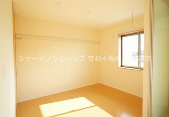 ニュークレセントの洋室