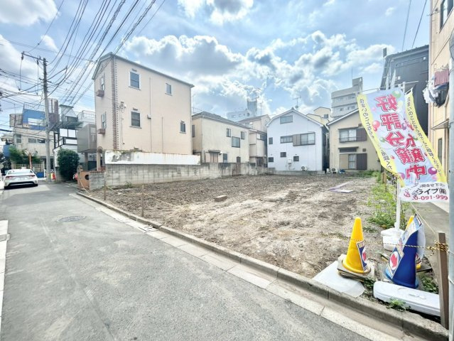 荒川区西尾久1丁目　建築条件無し売地の前面道路含む現地写真|2026.08.09撮影

現地ご見学希望・資料請求などお気軽にお問い合わせ下さい！
03-5990-5201