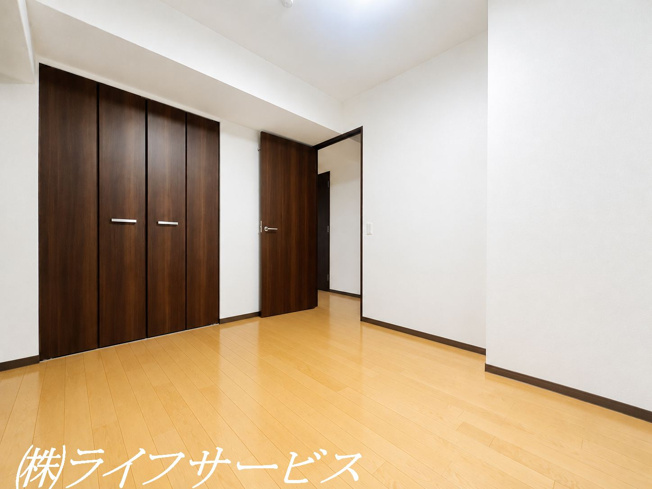 【洋室】 | ワコーレ西宮けやき通り | 洋室6.0帖／クローゼット有・バルコニーに面しています（一部AIで家具消しをしています）