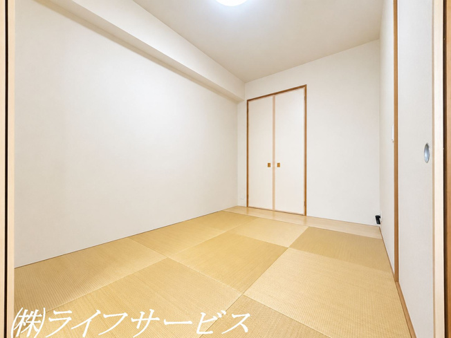 【和室】 | ワコーレ西宮けやき通り | 和室4.5帖／押入あり！琉球風畳採用！（一部AIで家具消しをしています）