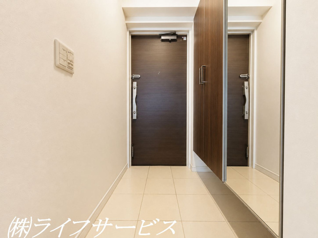 【玄関】 | ワコーレ西宮けやき通り | 玄関／天井高のミラー付シューズボックス有（一部AIで家具消しをしています）