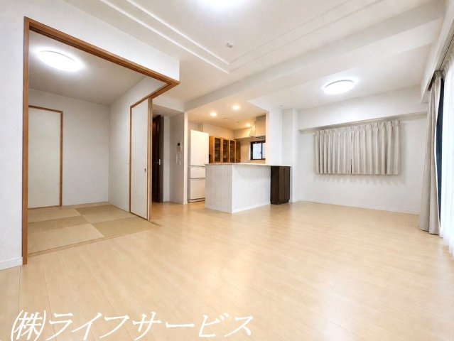 【居間・リビング】 | ワコーレ西宮けやき通り | リビングルーム16.1帖／角部屋につき窓が２面ございます！床暖房あり！（一部AIで家具消しをしています）