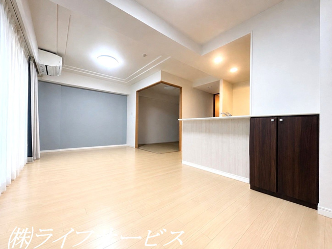 【居間・リビング】 | ワコーレ西宮けやき通り | リビングルーム16.1帖／角部屋につき窓が２面ございます！床暖房あり！（一部AIで家具消しをしています）