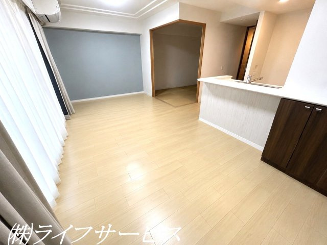【居間・リビング】 | ワコーレ西宮けやき通り | リビングルーム16.1帖／角部屋につき窓が２面ございます！床暖房あり！（一部AIで家具消しをしています）
