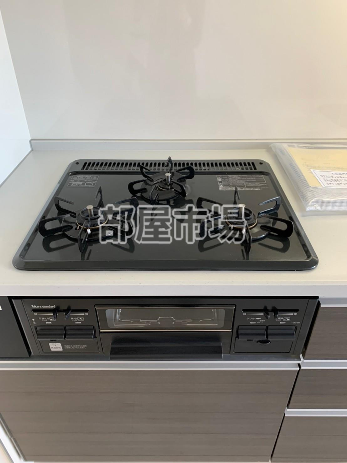 福信館のキッチン|グリル付き3口ガスコンロ