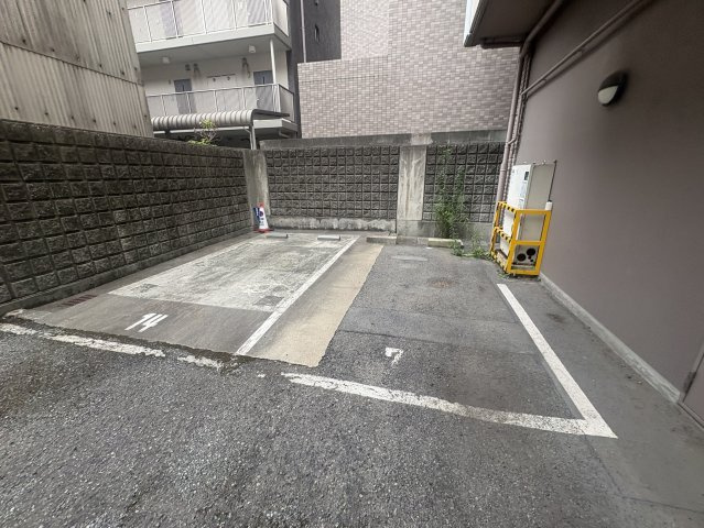 アラメダ江坂の駐車場