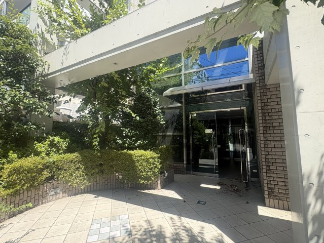 アラメダ江坂のエントランス