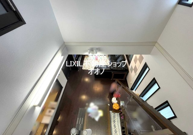 【居間・リビング】 | 加須市川口１丁目　中古一戸建 | リビング吹き抜けで解放感があります