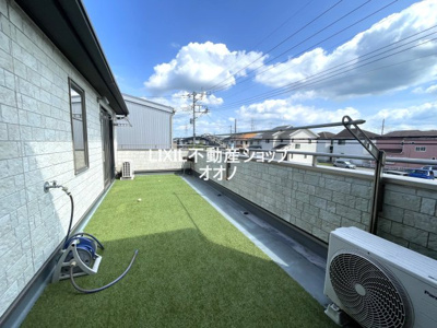 【バルコニー】 | 加須市川口１丁目　中古一戸建 | 広々ワイドバルコニー　人工芝付き
