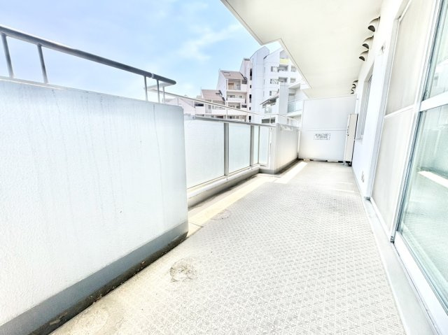 RICイーストコート4番街5番館のバルコニー|東向き・8階部分につき陽当りや風通りが良好です。15.22㎡の広々バルコニーは奥行きもあり、朝一番に干した洗濯物や布団もカラッと気持ちよく乾きます。高層階のため周囲の目線が気にならない点も魅力です。