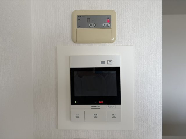 RICイーストコート4番街5番館の防犯設備|来訪者の顔を大きな画面からはっきりと確認できる、安心のTVモニター付きインターホン。オートロックの解錠もボタン一つでスマート。お子様のお留守番にも心強い防犯設備です。