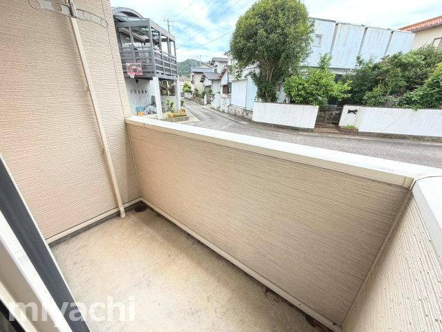 徳島市名東町３丁目のアパートのバルコニー