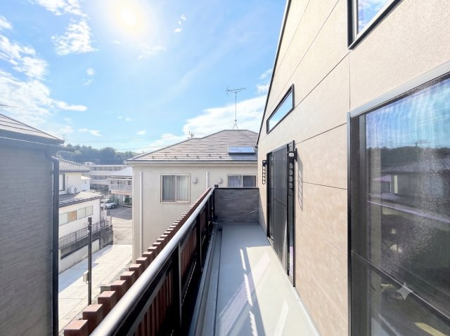 戸塚区名瀬町　新築戸建て　第２のバルコニー|◆日当たり良好なバルコニー！毎日のお洗濯にも嬉しいですね！