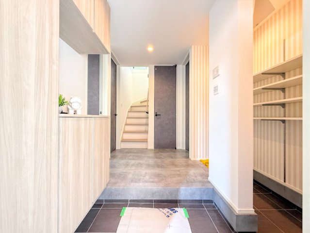戸塚区名瀬町　新築戸建て　第２の玄関|◆明るい玄関です！散らかりやすい玄関もスッキリする大容量のシューズボックス付き。