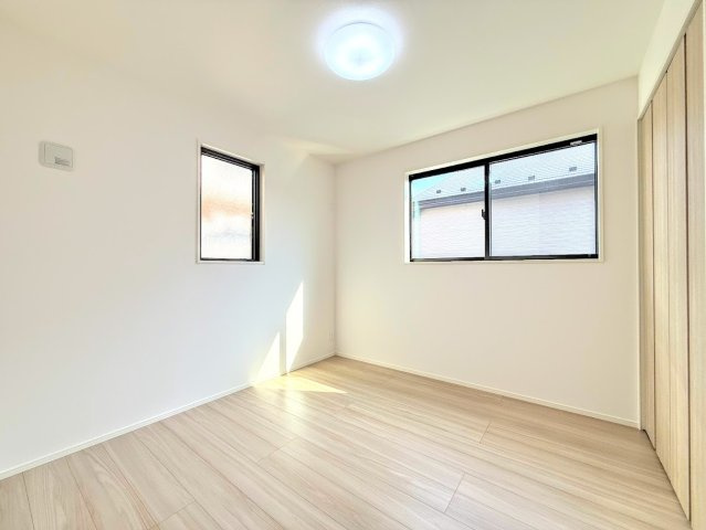 戸塚区名瀬町　新築戸建て　第２の洋室|◆感性を育むプライベートルームはシンプルでスマートな空間。好みの空間で読書をしたり、音楽を聞いたりと一人の時間も充実したものにできます。