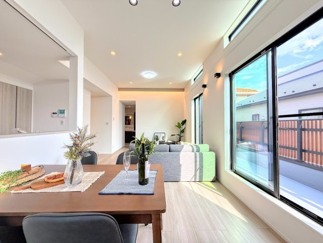 戸塚区名瀬町　新築戸建て　第２の居間・リビング|◆一家だんらんのスペースとなるＬＤＫ。窓から明るい光が差し込み、思わず家族の会話も弾む快適な空間。(家具はイメージ写真です）