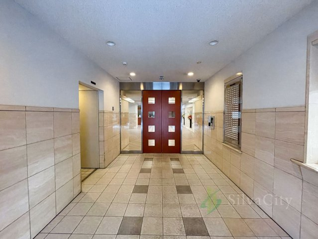 ライオンズタワー池袋のエントランス