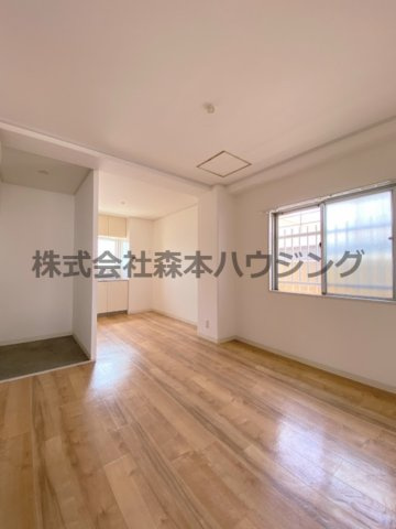 【居間・リビング】 | 　ロイヤル萱島本町 | 明るいリビングです