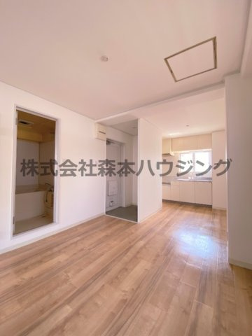 【居間・リビング】 | 　ロイヤル萱島本町 | ゆったり過ごせるリビングです