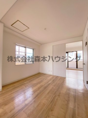 【居間・リビング】 | 　ロイヤル萱島本町 | こちらのリビングで趣味の時間をお楽しみください