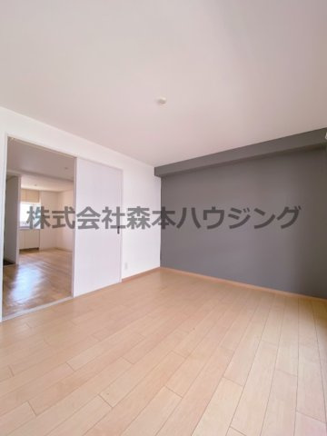 【洋室】 | 　ロイヤル萱島本町 | おしゃれな洋室です