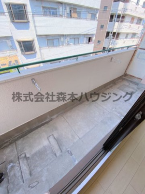 【バルコニー】 | 　ロイヤル萱島本町 | 開放的で明るい空間を演出してくれるバルコニーです