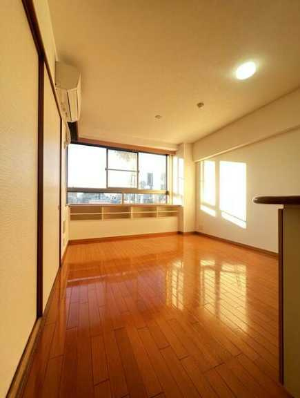 横浜市中区山下町の賃貸マンションの居間・リビング