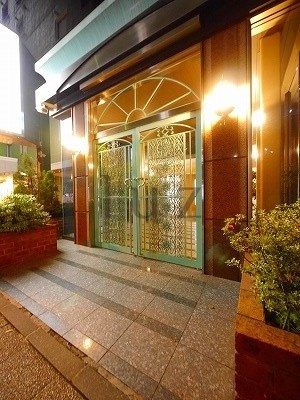 横浜市中区山下町の賃貸マンションのエントランス|重厚感のあるエントランスです。