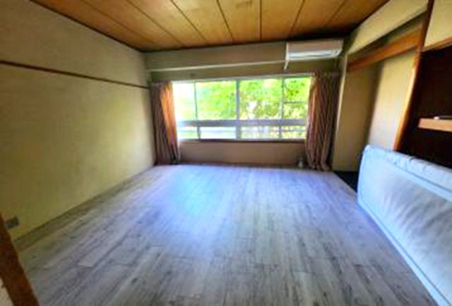 浜芦屋マンションの洋室|光が沢山取り込める大きな窓。
