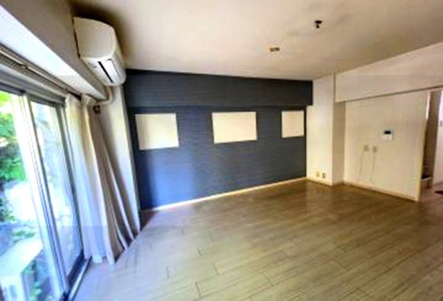 浜芦屋マンションの居間・リビング|南向きに大きく開いた窓からは、明るい陽射しが射し込み、爽やかな風が吹き抜ける心地良いリビング
