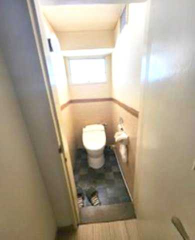 浜芦屋マンションのトイレ|2021年　水回り設備入替済み
窓があるトイレは、明るく換気も安心　2カ所にあり

