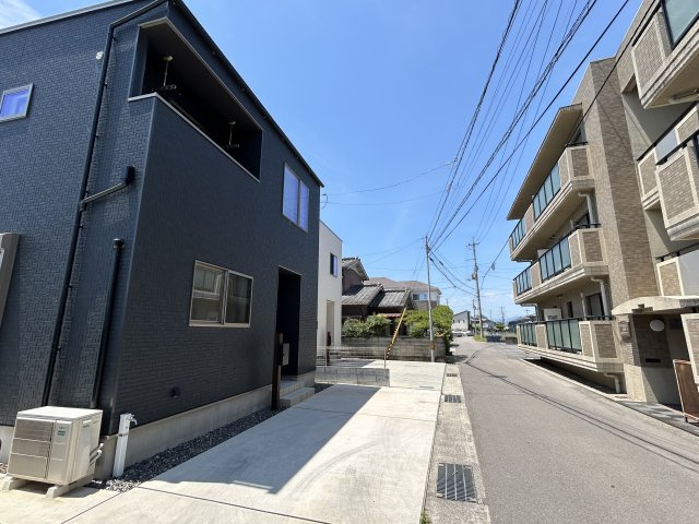 吉野川市鴨島町鴨島中古戸建の前面道路含む現地写真