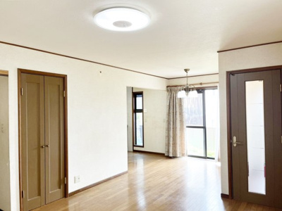 【居間・リビング】 | 須磨区大手町８丁目　中古戸建 | 駐車場並列２台分、庭付き、ゆとりの3LDKの住まい